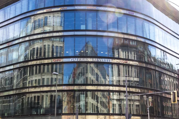 Fachada de vidrio del edificio Galeries Lafayette en Berlín, Alemania — Foto de Stock