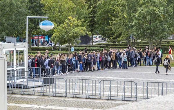 Coda per visitare l'edificio del Parlamento tedesco a Berlino — Foto Stock