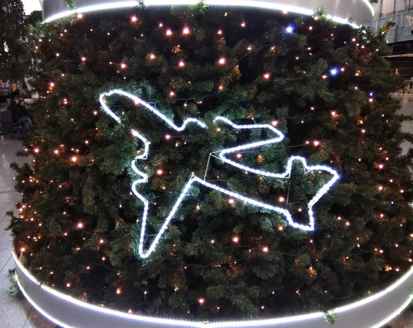 Arbre du Nouvel An décoré d'avions — Photo