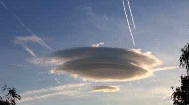Büyük dairesel bulutlar (Altocumulus lenticularis duplicatus)