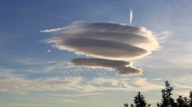 Büyük dairesel bulutlar (Altocumulus lenticularis duplicatus)