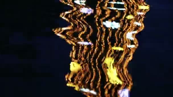 Arbre décoré lumineux du Nouvel An reflété dans l'eau — Video