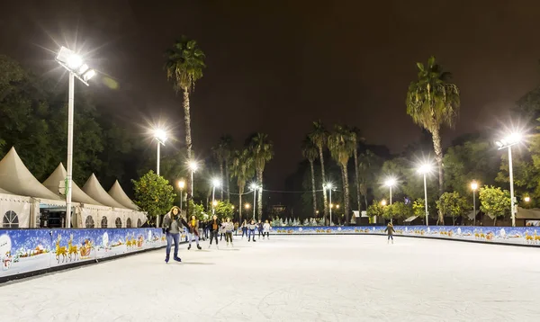 Pista de patinação na feira de Natal em Sevilha, Espanha — Fotografia de Stock