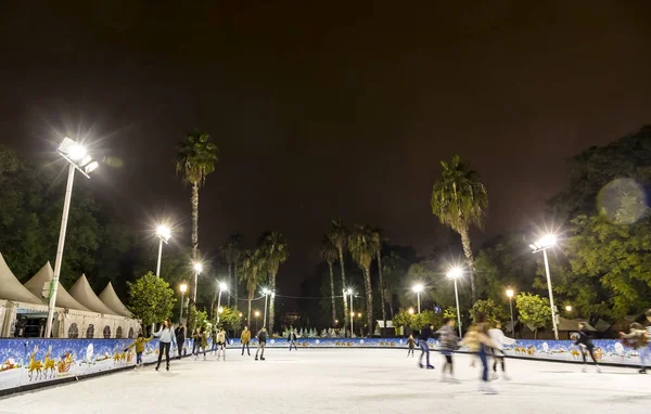 Eisbahn auf dem Weihnachtsmarkt in sevilla, Spanien — Stockfoto