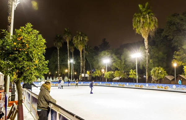 Pista de patinaje en la feria de Navidad en Sevilla, España — Foto de Stock