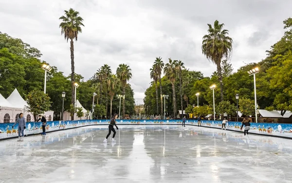 Pista de patinaje en la feria de Navidad en Sevilla, España —  Fotos de Stock
