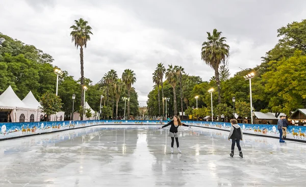 Pista de patinaje en la feria de Navidad en Sevilla, España —  Fotos de Stock