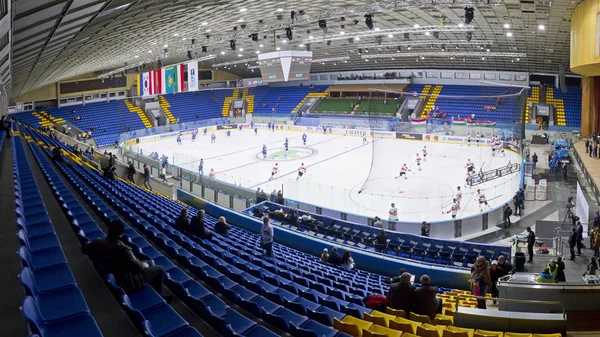 Pałac sportu w Kijowie podczas gry w hokeja na lodzie — Zdjęcie stockowe