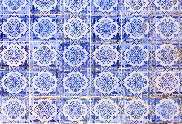 Typické staré malované cín glazované keramické obložením (Azulejo) — Stock fotografie