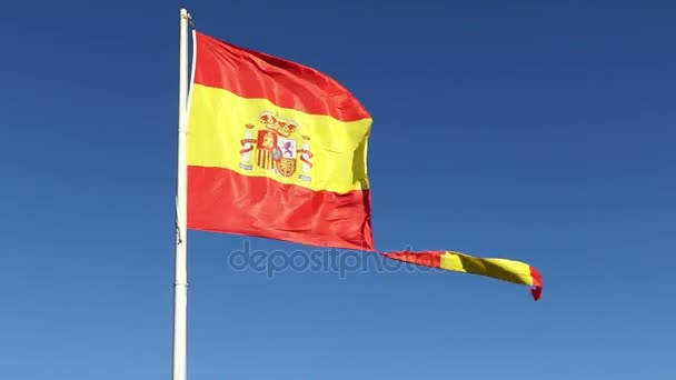 바람에 물결치는 스페인 국기를 찢 어 — 비디오