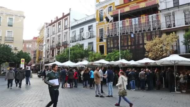 Persone che si rilassano e bevono in una strada della città di Siviglia — Video Stock