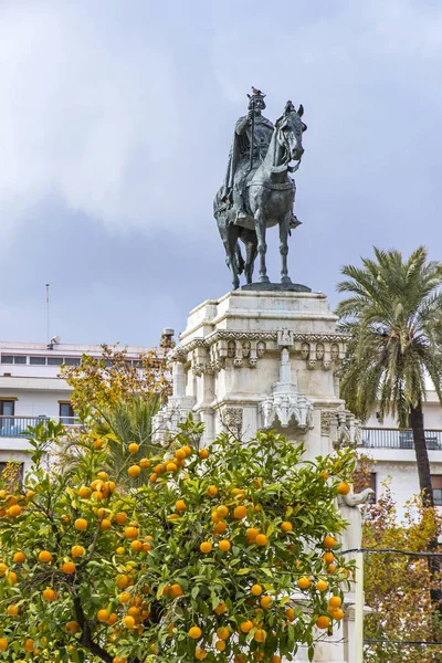 Monumento a Fernando III El Santo em Sevilha, Espanha — Fotografia de Stock