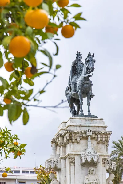 Monumento a Fernando III El Santo em Sevilha, Espanha — Fotografia de Stock