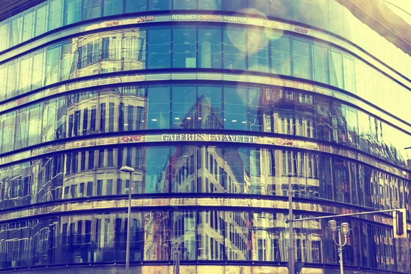 Fachada de vidrio del edificio Galeries Lafayette en Berlín, Alemania — Foto de Stock