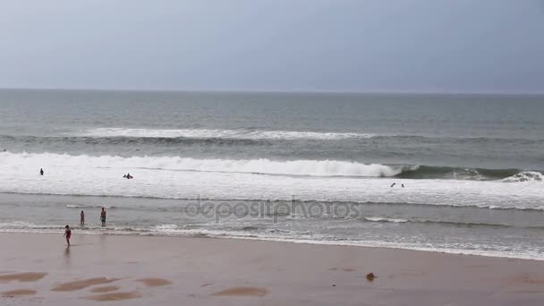 Lidé Těší Windy Letní Den Pláži Lacanau Ocean Nedaleko Bordeaux — Stock video