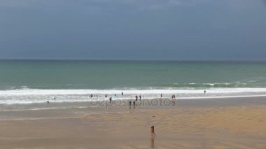 Lacanau-okyanus Bordeaux, Fransa yakınındaki plajda rüzgarlı yaz günü zevk insanlar