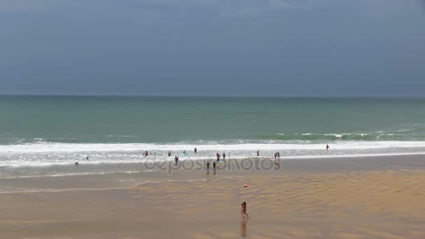 People Enjoying Windy Summer Day Beach Lacanau Ocean Bordeaux France — Stock Video