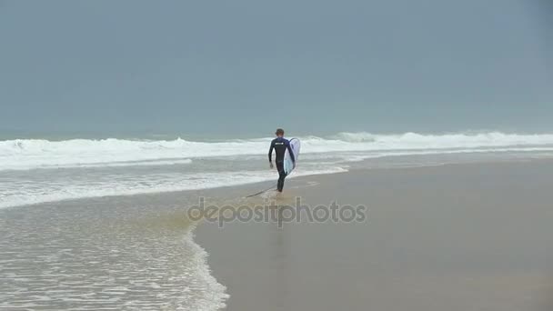 Surfer, spacery po plaży w Lacanau-Océan, Bordeaux, Francja — Wideo stockowe