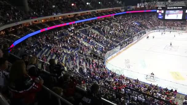 Mercedes-Benz Arena em Berlim durante o jogo de hóquei no gelo — Vídeo de Stock