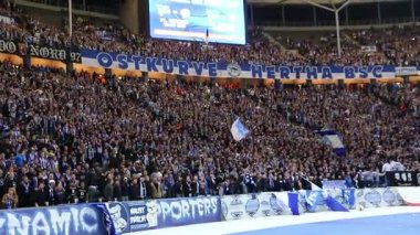 Hertha Berlin futbol ultras tribünlerin üzerinde gerçekleştirmek