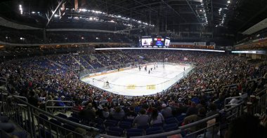 Mercedes-Benz Arena buz hokeyi oyun sırasında Berlin'de