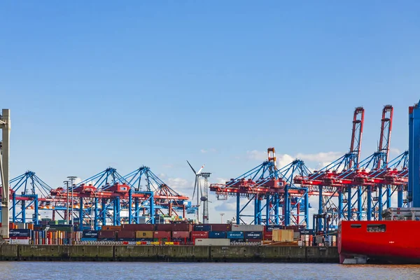 Port w Hamburgu, nad brzegiem rzeki Łaby, Niemcy — Zdjęcie stockowe