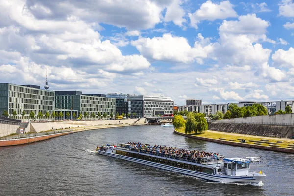 Barcos turísticos no rio Spree em Berlim, Alemanha — Fotografia de Stock