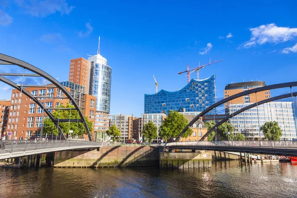 Speicherstadt district with Elbphilharmonie building in Hamburg — Stockfoto