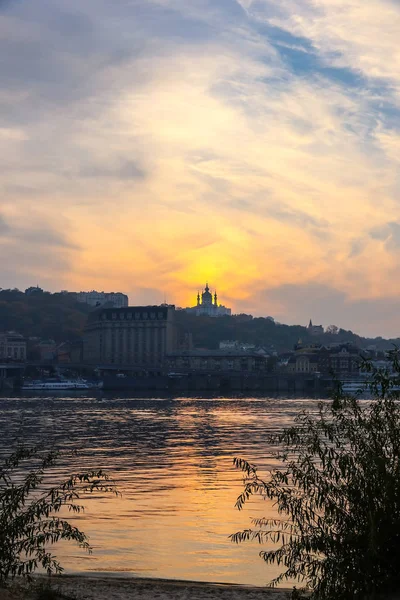 Pôr do sol sobre a igreja de Santo André em Kiev, Ucrânia — Fotografia de Stock