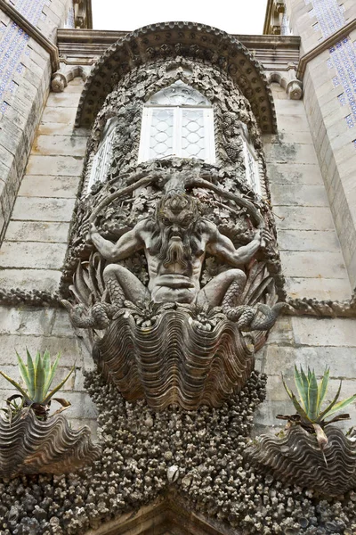 Архитектурные детали дворца Пена в Синтре, Португалия — стоковое фото
