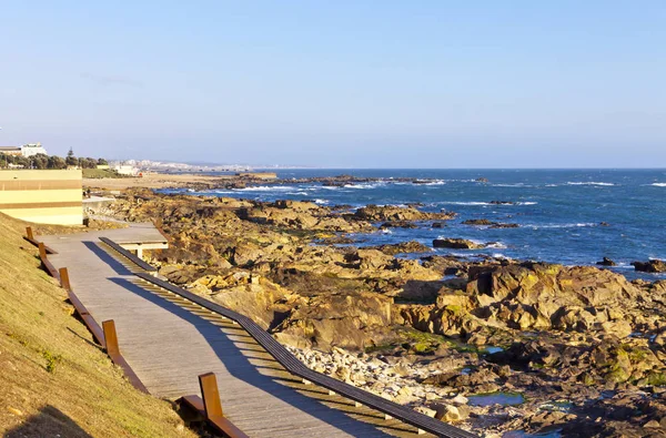 Praia rochosa do Oceano Atlântico em Matosinhos, Porto, Portugal — Fotografia de Stock