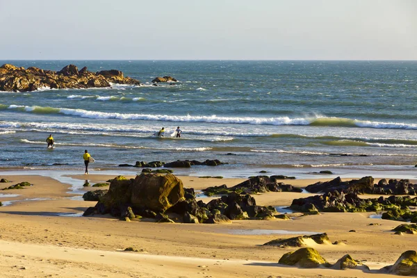 Felsstrand am Atlantik in Matosinhos, Porto, Portugal — Stockfoto