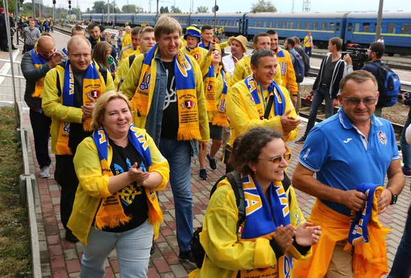 Ventilatore-marcia dei tifosi della Nazionale ucraina di calcio a Khar — Foto Stock