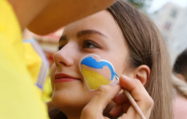 Фан марш прихильників національної збірної України з футболу в Хара — стокове фото