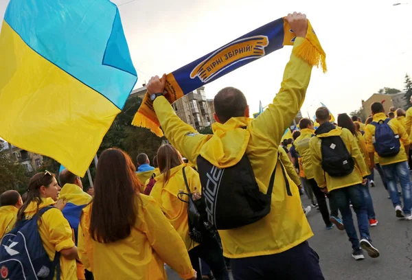 Ventilator-maart van Oekraïense nationale voetbalteam supporters in Khar — Stockfoto