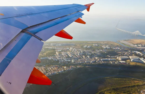 Airbus A320 operated by EasyJet flights over Lisbon — Stock Photo, Image