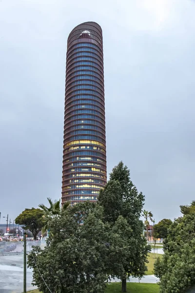 Башня Севилья, офисный небоскреб в городе Севилл, Испания — стоковое фото