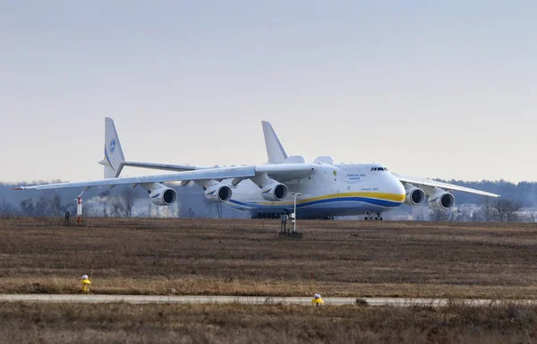 在乌克兰基辅 Gostomel 机场的安东诺夫 An-225 Mriya 飞机 — 图库照片