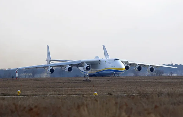 在乌克兰基辅 Gostomel 机场的安东诺夫 An-225 Mriya 飞机 — 图库照片