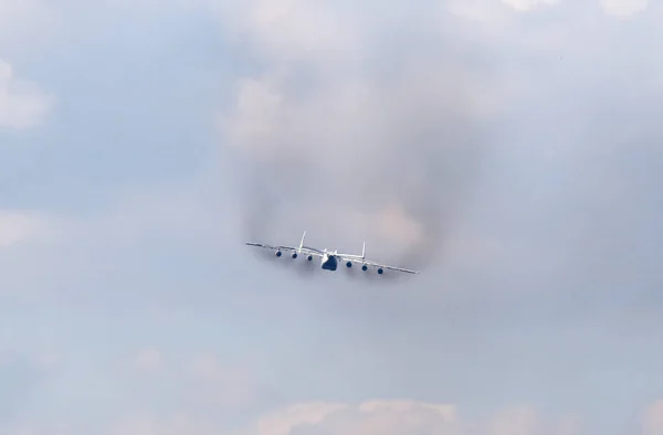 Antonov an-225 mriya flugzeug auf dem flughafen gostomel, kiev, ukraine — Stockfoto