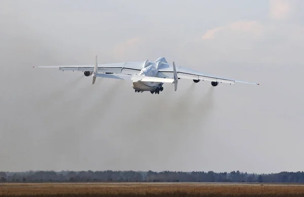 Antonov an-225 mriya flugzeug auf dem flughafen gostomel, kiev, ukraine — Stockfoto