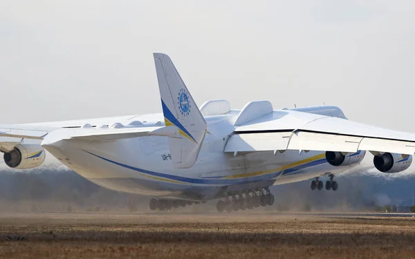 Antonov an-225 mriya flugzeug auf dem flughafen gostomel, kiev, ukraine — Stockfoto