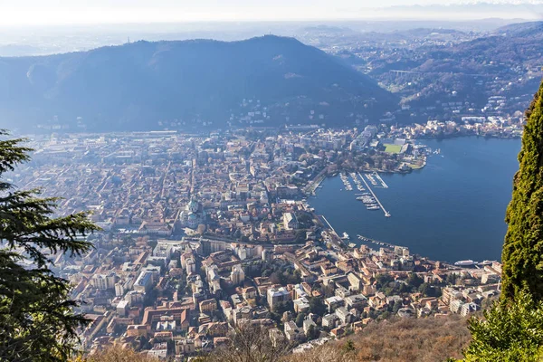 Flygfoto över staden Como på Comosjön, Italien — Stockfoto