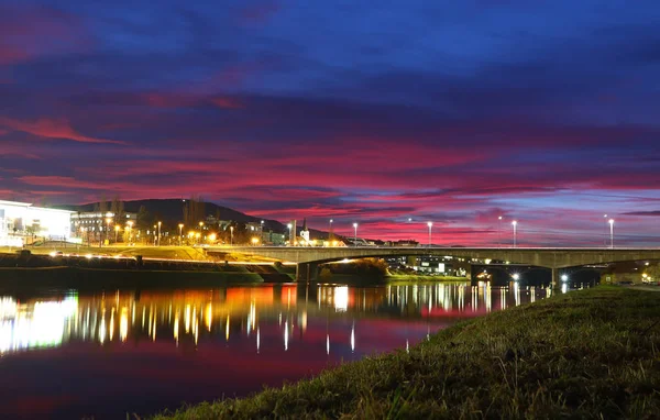 Günbatımı üzerinde Titov köprü şehirde Maribor, Slovenya — Stok fotoğraf