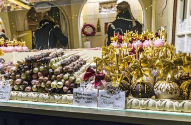 Geleneksel Noel şekerleri - çikolata kaplı elmalar (Schoko