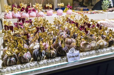 Geleneksel Noel şekerleri - çikolata kaplı elmalar (Schoko