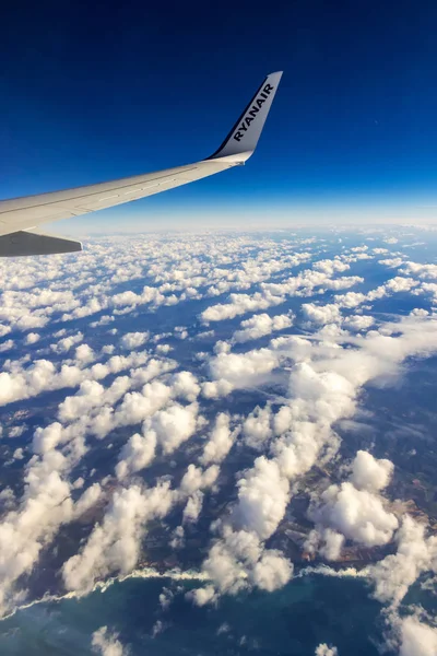 Algarve, Portugal. Vue aérienne à travers la fenêtre de l'avion — Photo