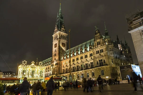 Targ bożonarodzeniowy (Weihnachtsmarkt) na rynku ratusza w Hamburze — Zdjęcie stockowe