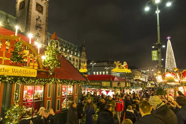 Mercado de Natal (Weihnachtsmarkt) na Praça da Câmara Municipal em Hambur — Fotografia de Stock