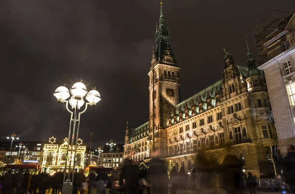 汉布尔市政厅广场的圣诞市场（Weihnachtsmarkt） — 图库照片